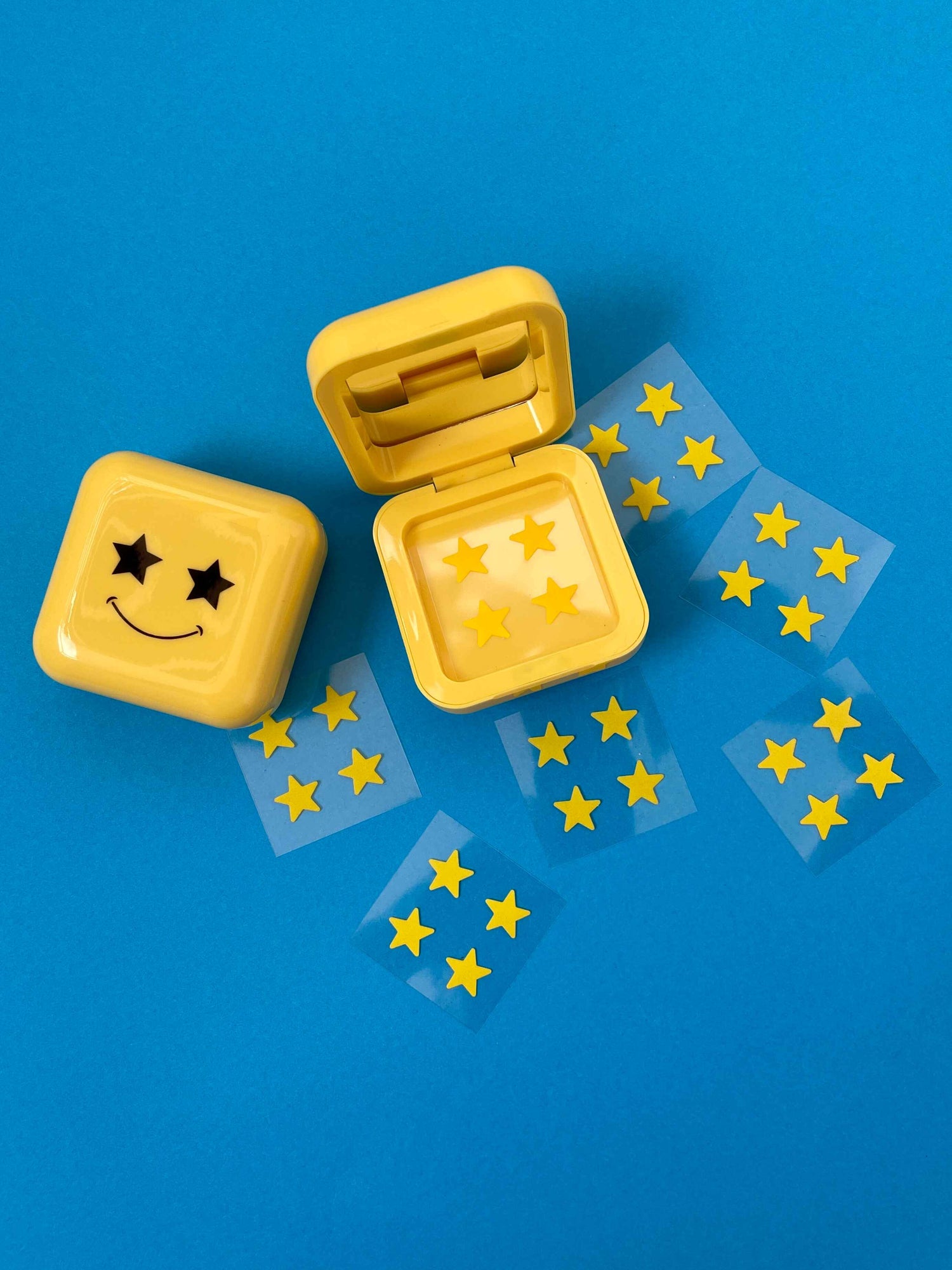 пачове за акне в жълта кутийка с огледало