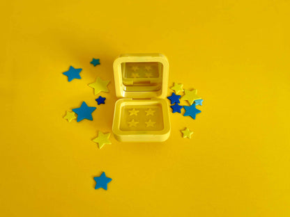 жълта кутия със звездовидни aкне пачове 