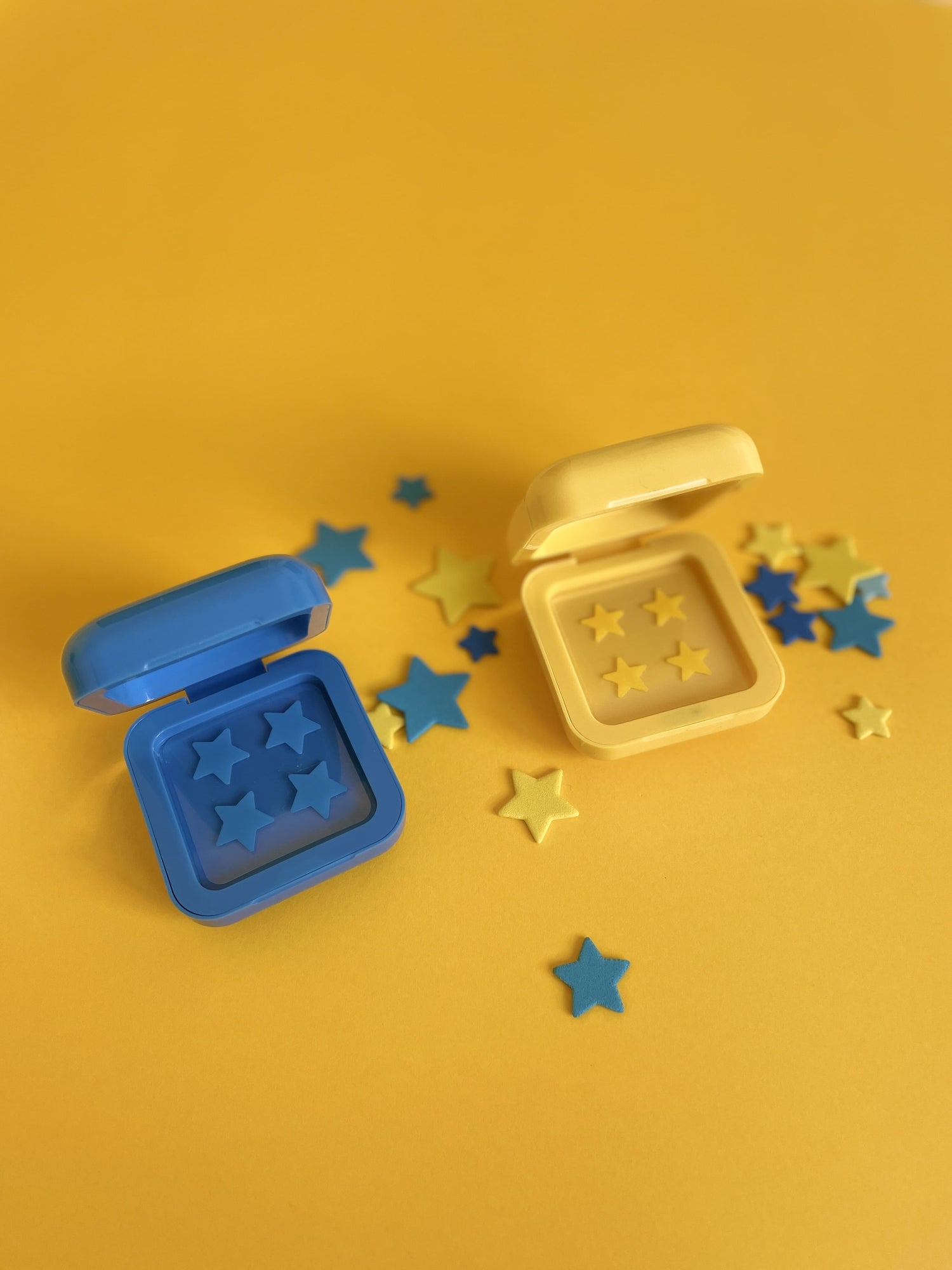 жълта и синя кутия и звездички