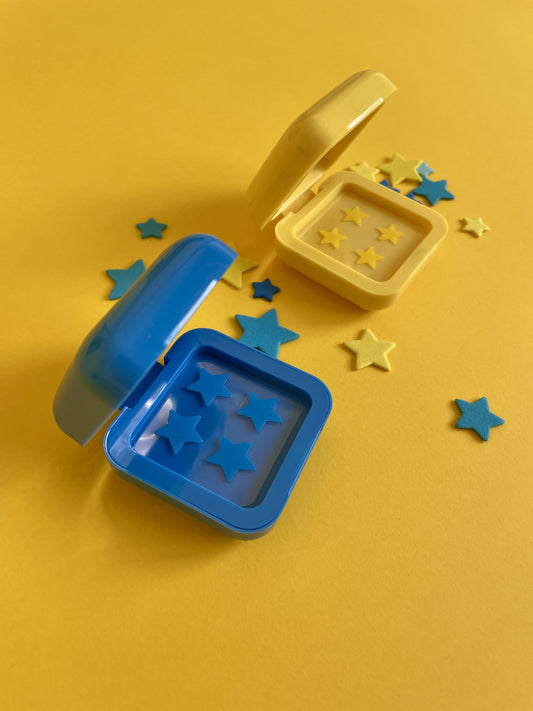 жълта и синя кутия със звездички