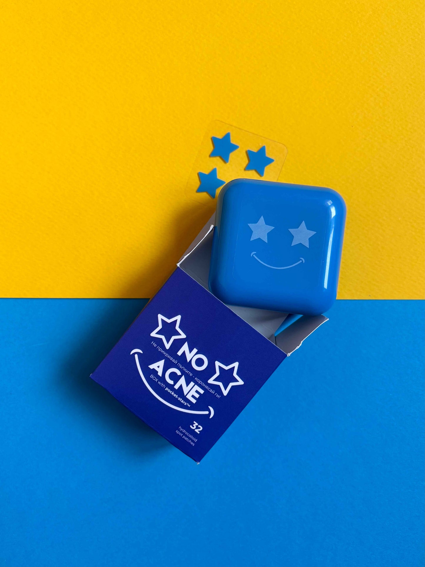 синя компактна кутия с пачове за пъпки