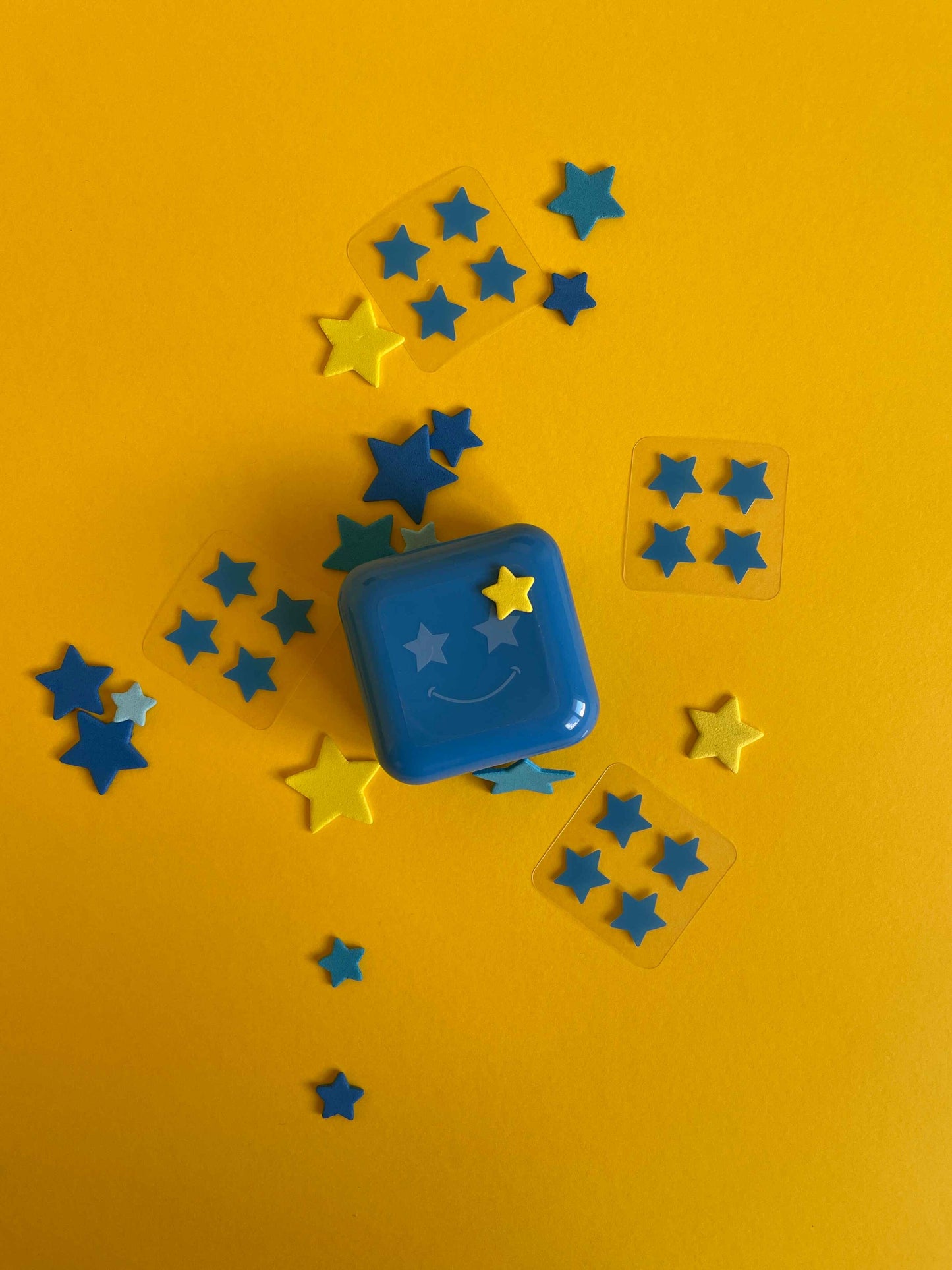 синя кутия с лепенки за прикриване на пъпки