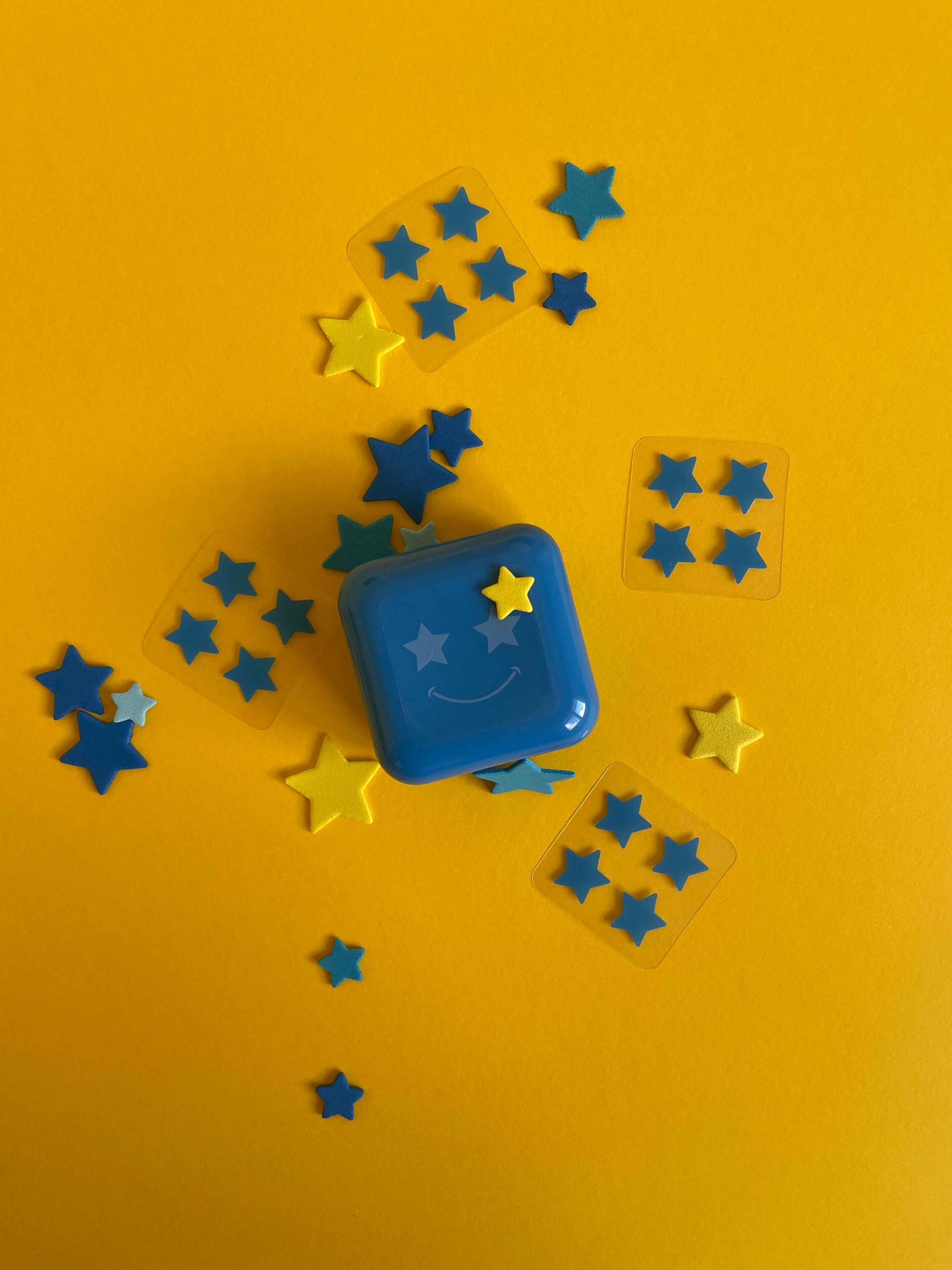 синя кутия с лепенки за прикриване на пъпки