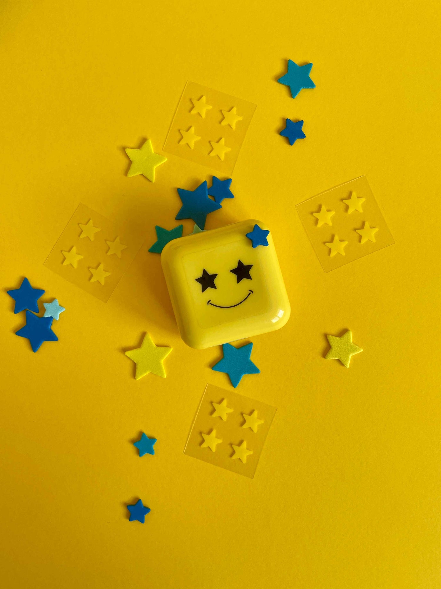 жълта кутийка с пачове за акне