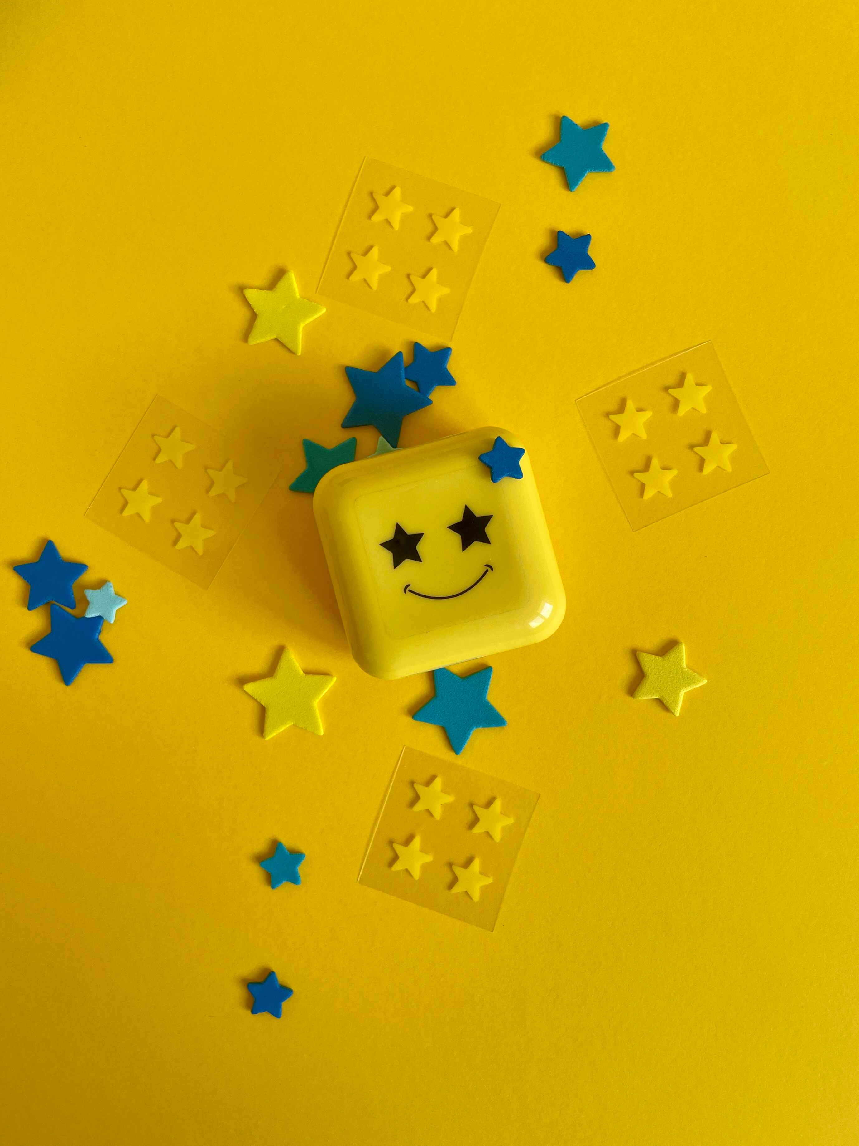 жълта кутийка с пачове за акне