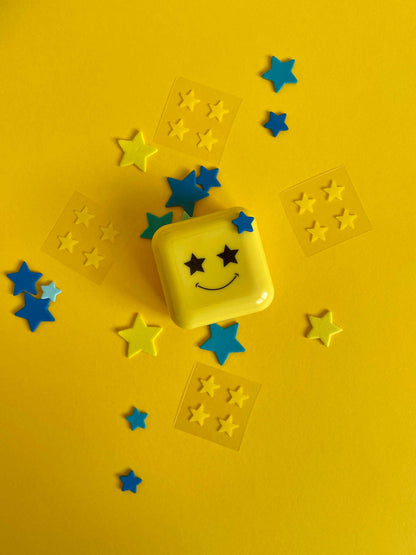 жълта кутийка с пачове за акне