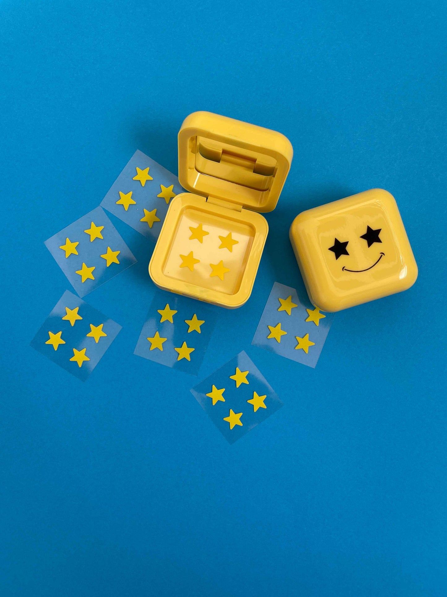 жълта кутия с пачове против акне във формата на звезди