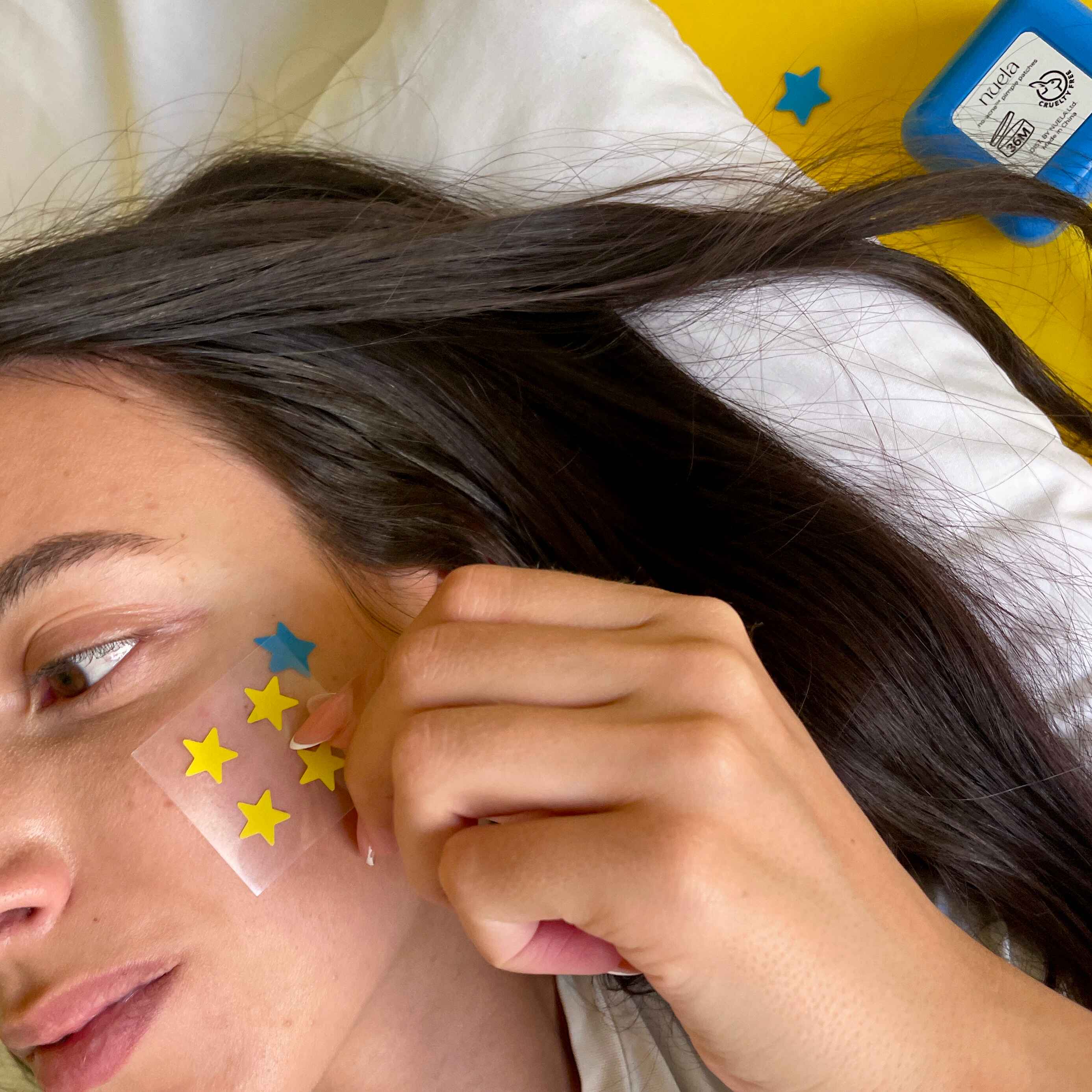 момиче със сини и жълти звездички за акне